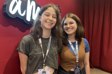 Lorena e Júlia Letícia (da esquerda para a direita) aguardavam ansiosamente para conhecer o youtuber Cereaw - (crédito: Vitória Torres/CB) Lorena e Júlia Letícia (da esquerda para a direita) aguardavam ansiosamente para conhecer o youtuber Cereaw - (crédito: Vitória Torres/CB)