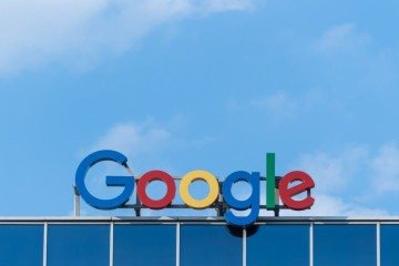 O Google defende que a IA democratiza a produção criativa, mas diz que impõe restrições contra usos indevidos, como violência, desinformação e discurso de ódio. - (crédito: Pawel Czerwinski/Unsplash) O Google defende que a IA democratiza a produção criativa, mas diz que impõe restrições contra usos indevidos, como violência, desinformação e discurso de ódio. - (crédito: Pawel Czerwinski/Unsplash)