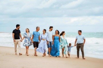 Ensaio na praia eternizou despedida de Sônia com filhos e netos - (crédito: Reprodução / Priscila Letícia) Ensaio na praia eternizou despedida de Sônia com filhos e netos - (crédito: Reprodução / Priscila Letícia)