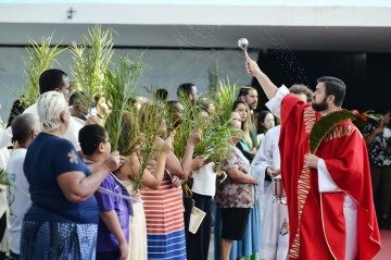 Fiéis celebram missa de Domingo de Ramos na Catedral de Brasília - (crédito: Minervino Júnior/CB/DA Press) Fiéis celebram missa de Domingo de Ramos na Catedral de Brasília - (crédito: Minervino Júnior/CB/DA Press)