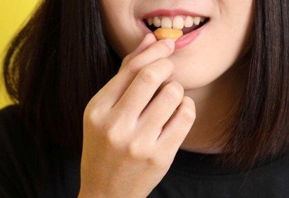 O nível dos hormônios do intestino que regulam o nosso apetite leva algum tempo para aumentar depois que comemos. Por isso, podemos ficar, a princípio, com a sensação de que a refeição não teria sido suficiente. -  (crédito: Getty Images) -O nível dos hormônios do intestino que regulam o nosso apetite leva algum tempo para aumentar depois que comemos. Por isso, podemos ficar, a princípio, com a sensação de que a refeição não teria sido suficiente. -  (crédito: Getty Images)