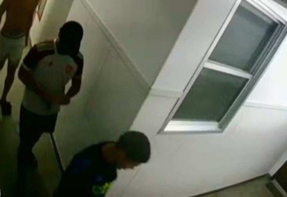  Em janeiro, uma jovem de 17 anos foi estuprada por quatro homens e um adolescente no Rio de Janeiro  -  (crédito:  Reprodução) - Em janeiro, uma jovem de 17 anos foi estuprada por quatro homens e um adolescente no Rio de Janeiro  -  (crédito:  Reprodução)