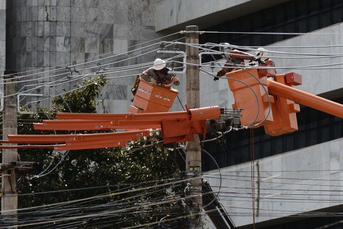 29/03/2026. Crédito: Minervino Júnior/CB/D.A Press. Brasil. Brasilia - DF. Manutenção na rede de energia elétrica da CEB Neoenergia no SIG - (crédito: Minervino Júnior/CB/D.A.Press) 29/03/2026. Crédito: Minervino Júnior/CB/D.A Press. Brasil. Brasilia - DF. Manutenção na rede de energia elétrica da CEB Neoenergia no SIG - (crédito: Minervino Júnior/CB/D.A.Press)