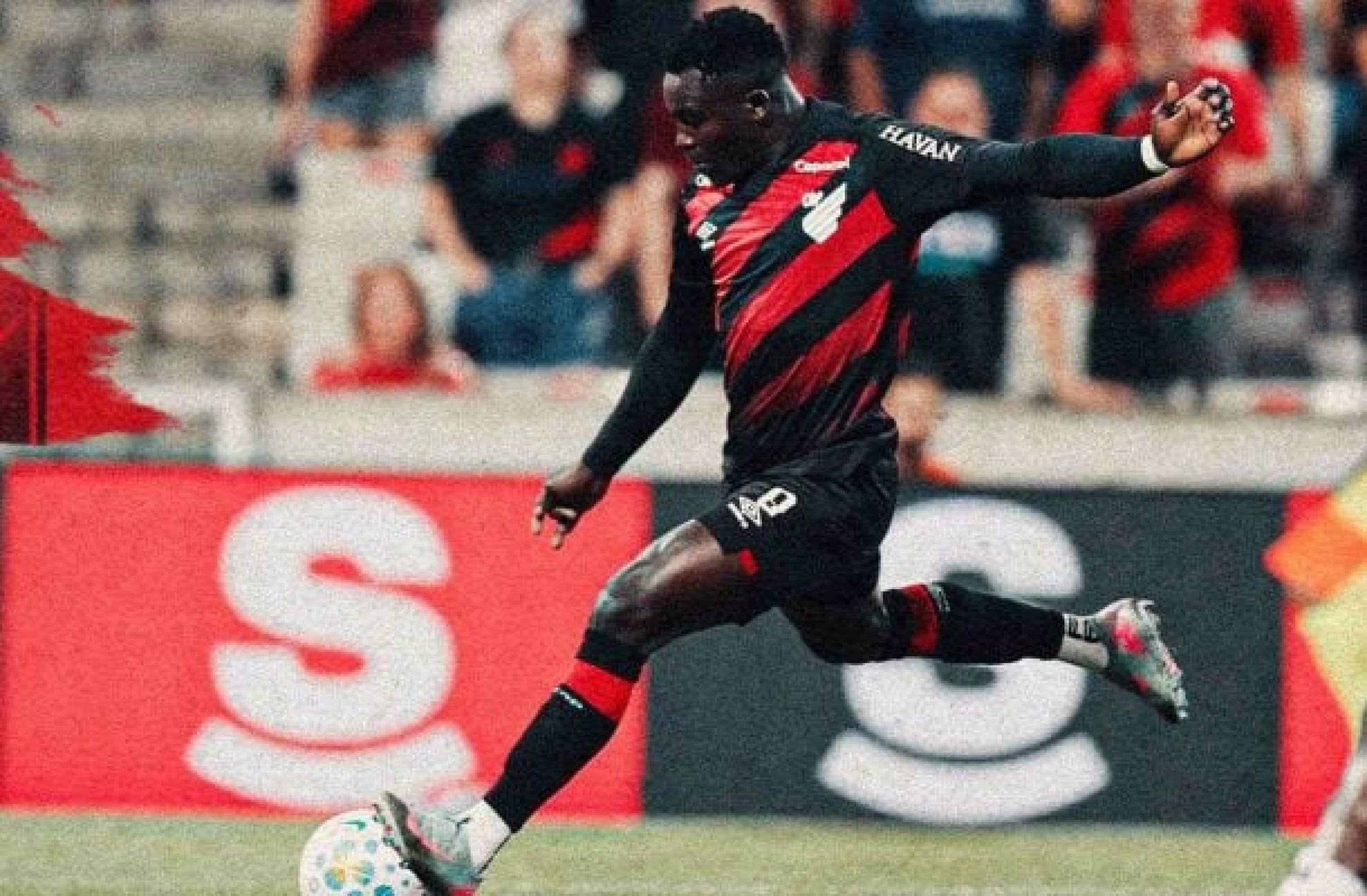 Viveros finaliza para marcar o primeiro gol do Athletico contra o Botafogo -  (crédito: Foto: Divulgação/Athletico)