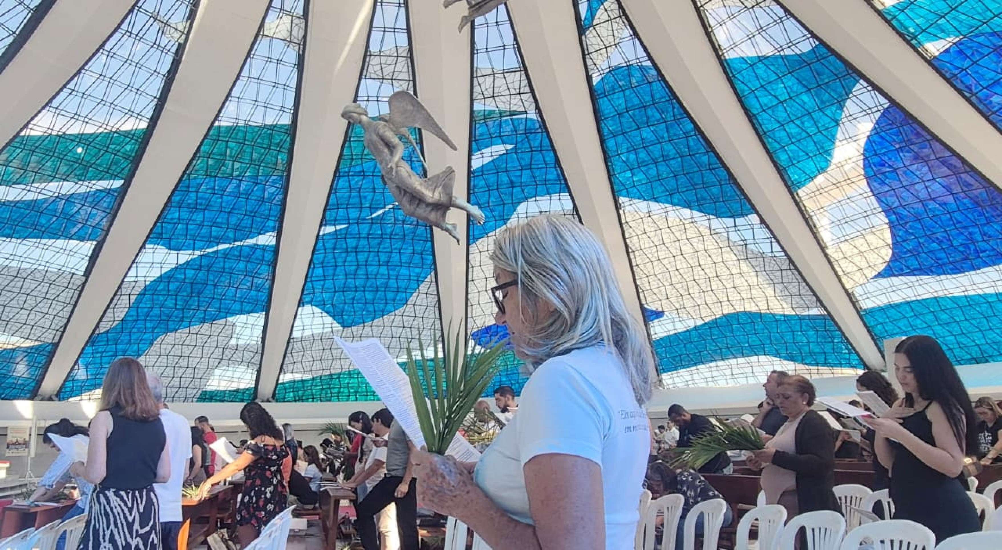 Fi&eacute;is celebram missa de Domingo de Ramos na Catedral de Bras&iacute;lia