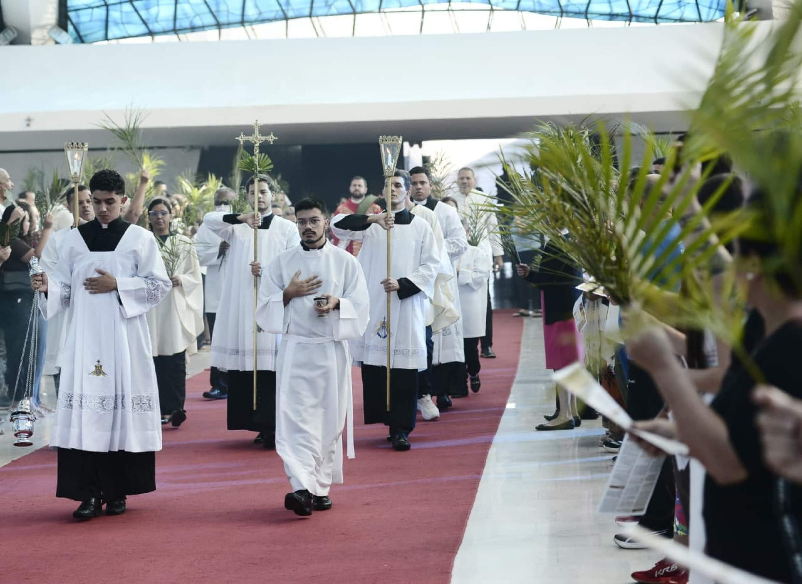 Fi&eacute;is celebram missa de Domingo de Ramos na Catedral de Bras&iacute;lia