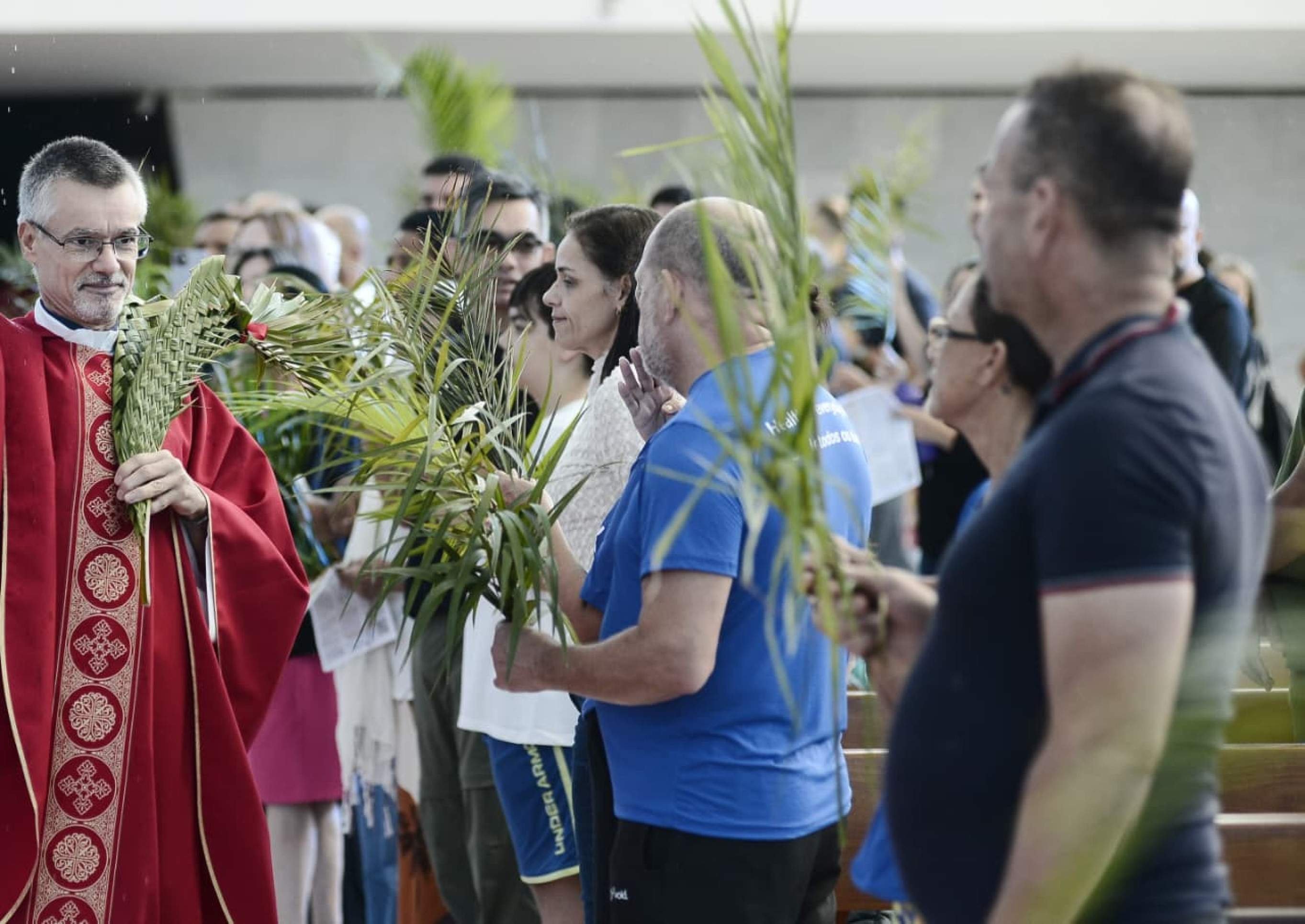 Fi&eacute;is celebram missa de Domingo de Ramos na Catedral de Bras&iacute;lia