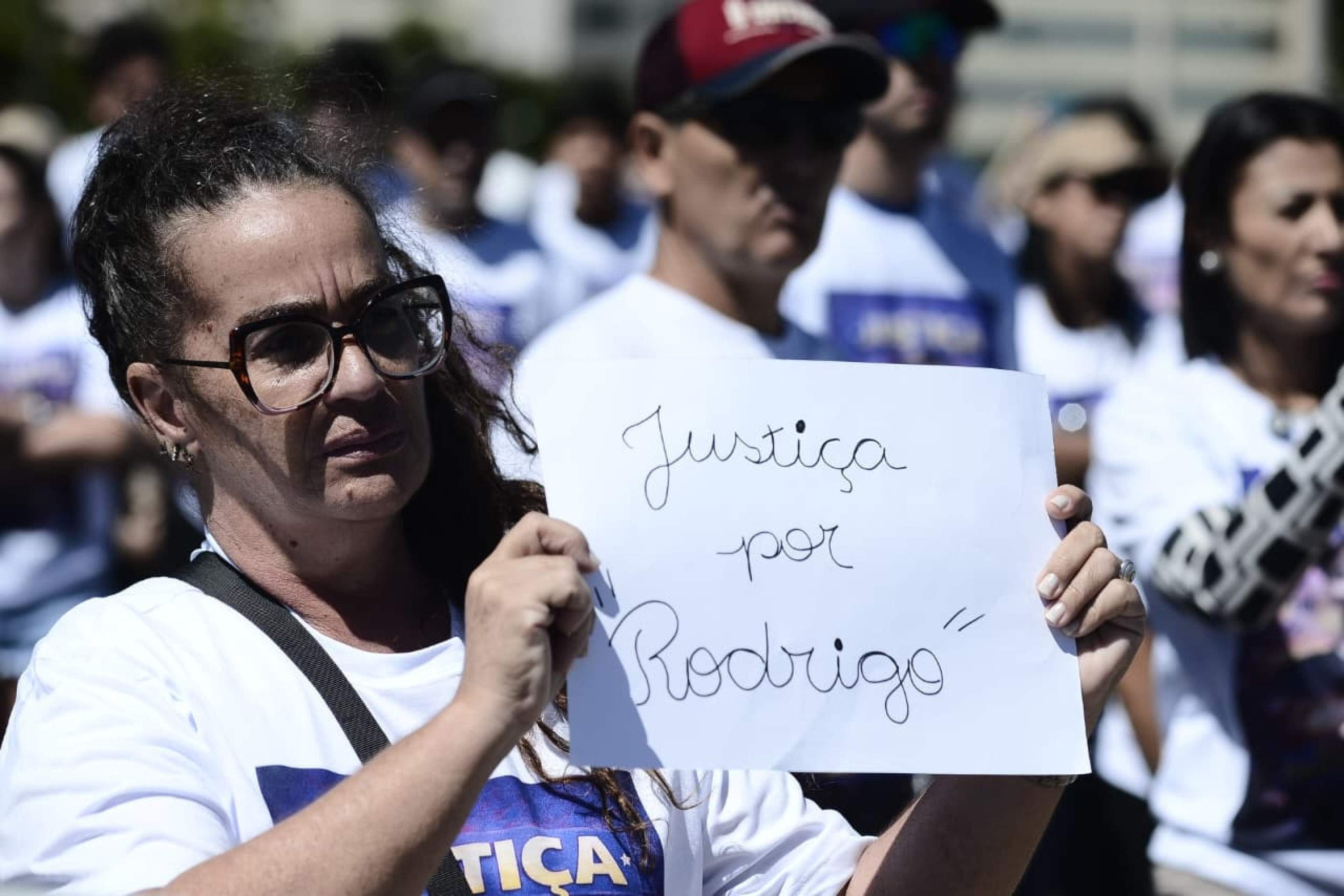 Manifestantes pedem justi&ccedil;a por Rodrigo Castanheira