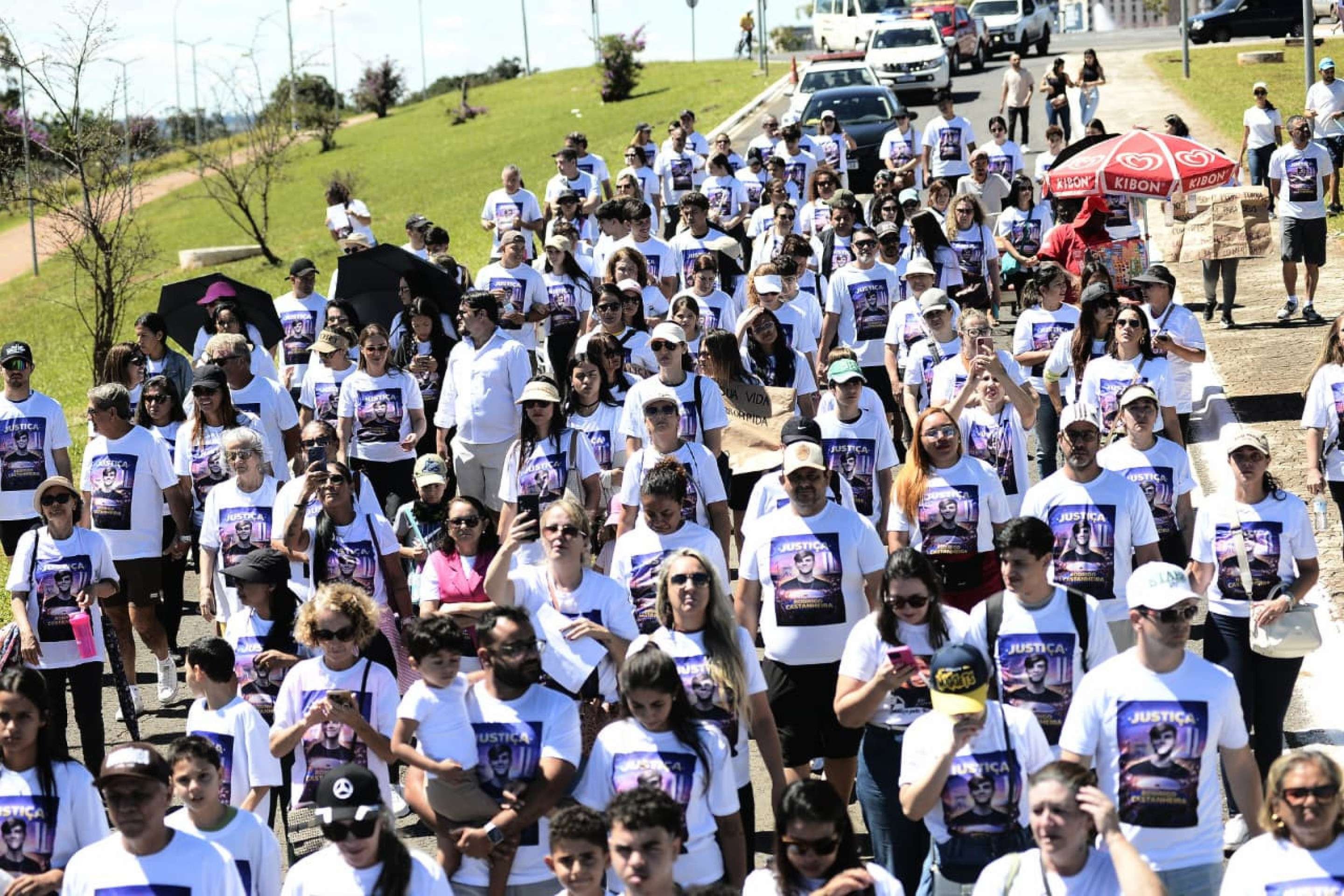 Manifestantes pedem justi&ccedil;a por Rodrigo Castanheira