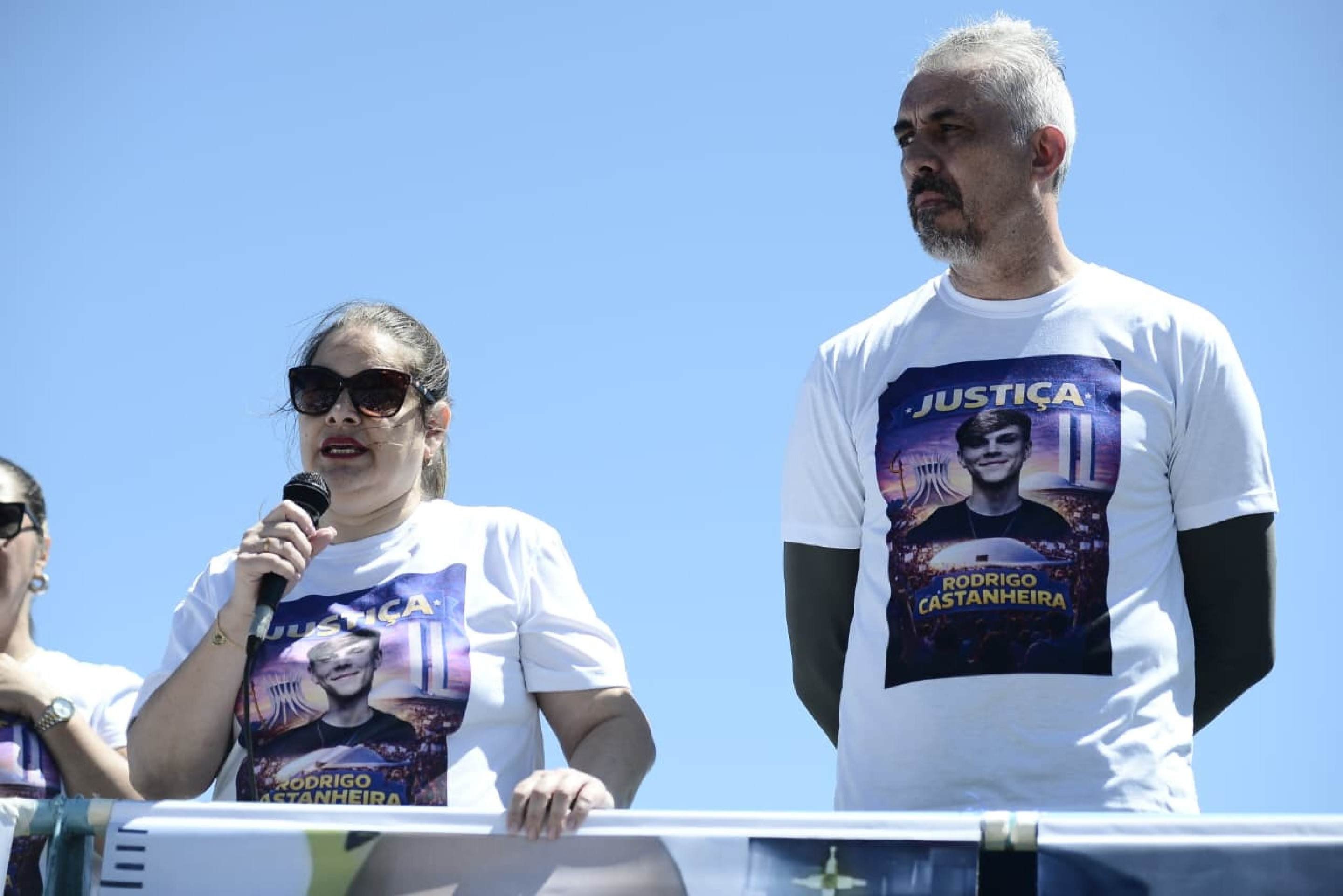 Manifestantes pedem justi&ccedil;a por Rodrigo Castanheira