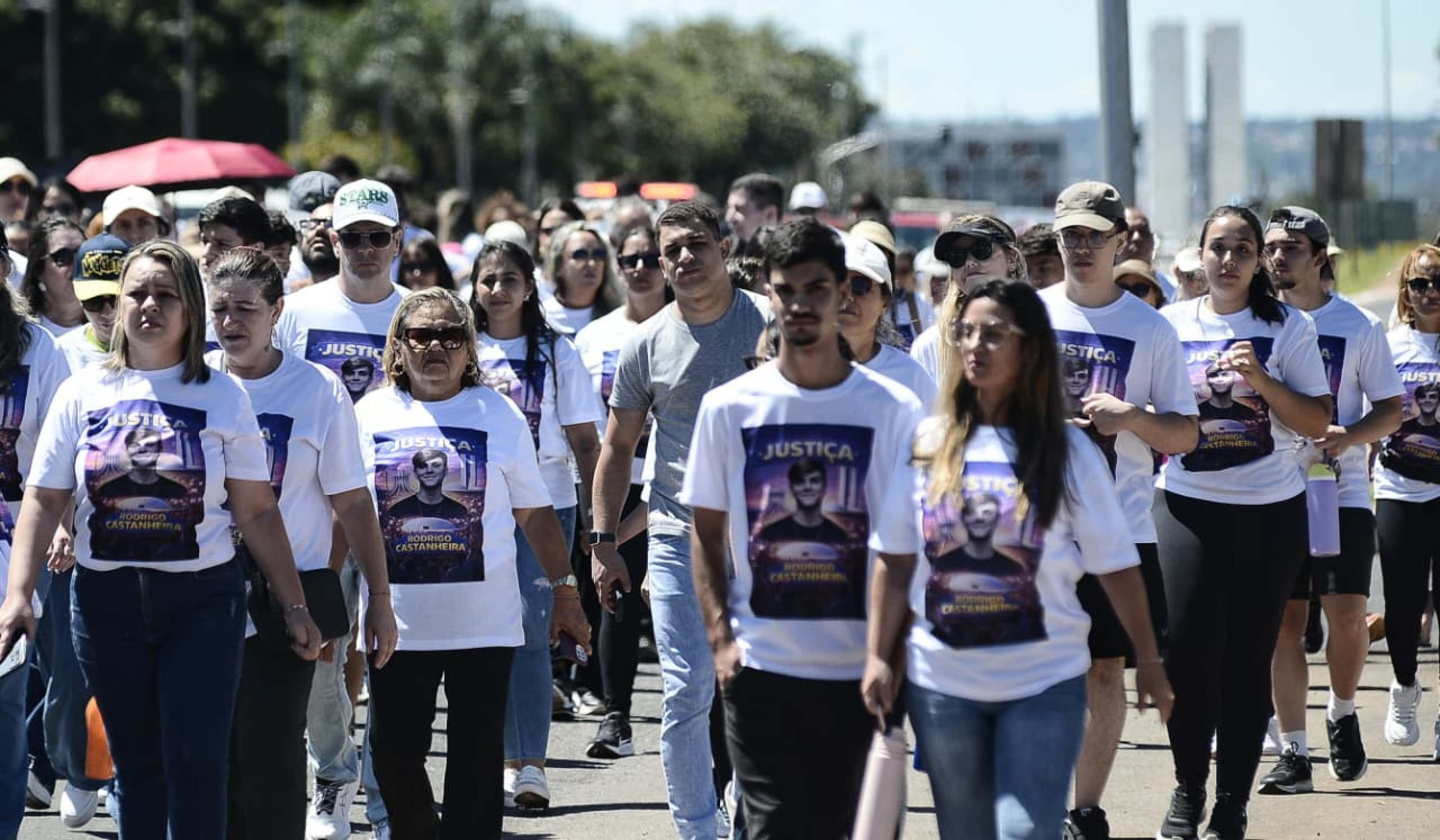 Manifestantes pedem justi&ccedil;a por Rodrigo Castanheira