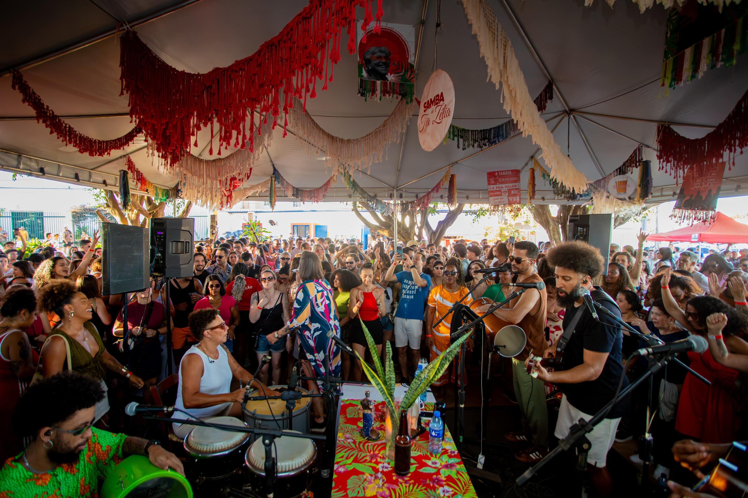 Na cadência bonita do samba com Tia Zélia na tradicional feijoada