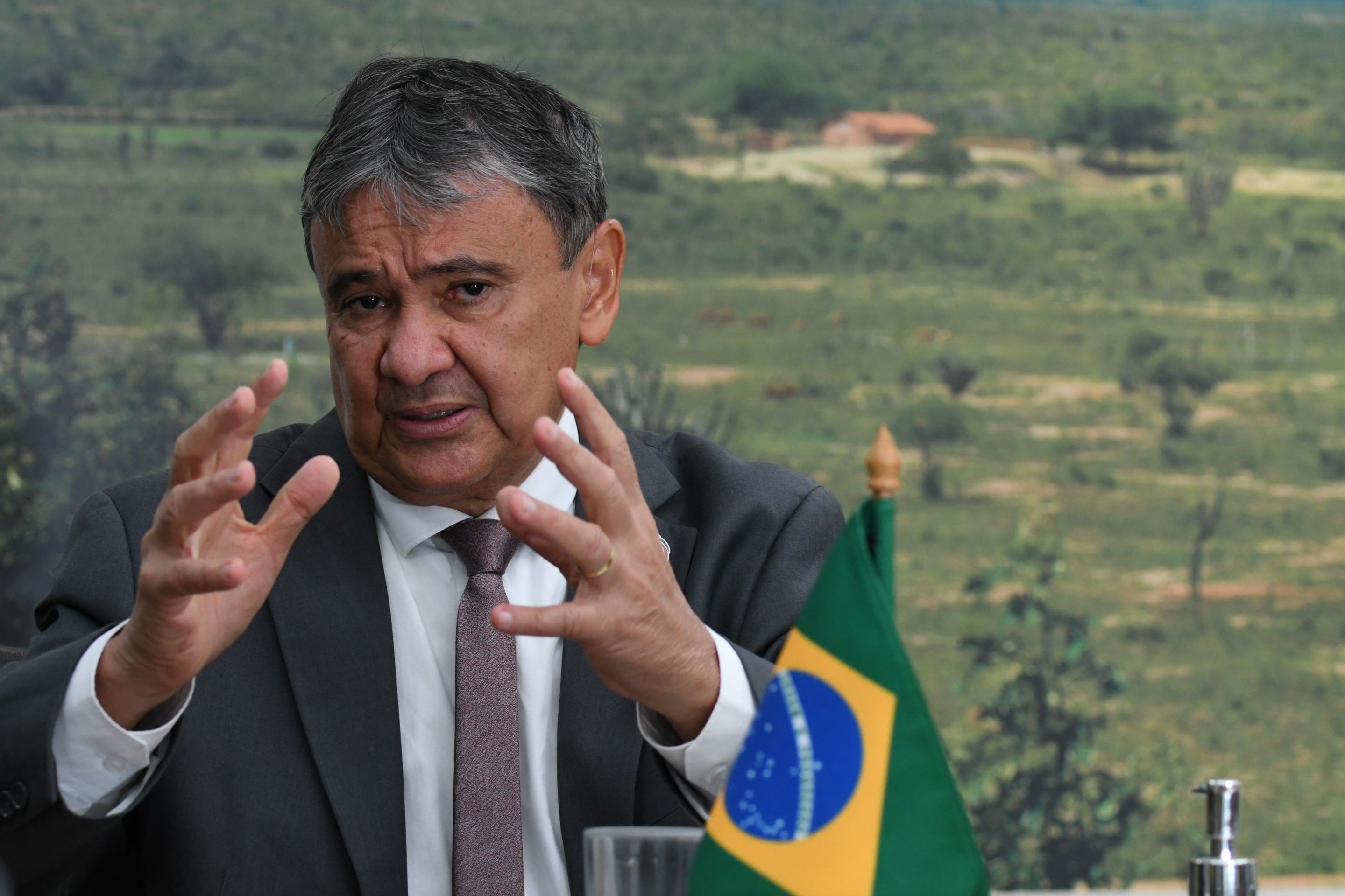 É a democracia que está em jogo nas eleições, afirma Dias