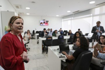 Em visita ao Comitê de Imprensa do Palácio do Planalto, Gleisi Hoffmann comentou que Lula estuda mudanças no crédito rotativo - (crédito: Gil Ferreira/SRI-PR) Em visita ao Comitê de Imprensa do Palácio do Planalto, Gleisi Hoffmann comentou que Lula estuda mudanças no crédito rotativo - (crédito: Gil Ferreira/SRI-PR)