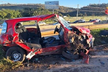 Fiat Uno vermelho ficou completamente danificado - (crédito: Divulgação/CBMDF) Fiat Uno vermelho ficou completamente danificado - (crédito: Divulgação/CBMDF)