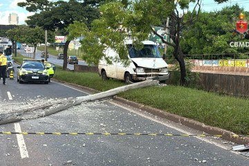 Motorista colidiu com poste na sa&iacute;da do T&uacute;nel Rei Pel&eacute; sentido Ceil&acirc;ndia -  (crédito: Divulga&ccedil;&atilde;o/CBMDF)