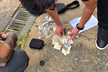 Opera&ccedil;&atilde;o nesta segunda-feira (30/3) apreendeu drogas, celular e dinheiro -  (crédito: PCDF/Divulga&ccedil;&atilde;o)