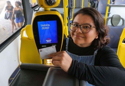 Em outubro, o deputado Jilmar Tatto (PT-SP) presenteou Lula com seu livro <em>Tarifa zero: Embarque nesta ideia</em> -  (crédito: Ricardo Stuckert/PR) -Em outubro, o deputado Jilmar Tatto (PT-SP) presenteou Lula com seu livro <em>Tarifa zero: Embarque nesta ideia</em> -  (crédito: Ricardo Stuckert/PR)