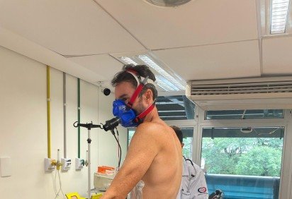 Hugo cruzando a linha de chegada da maratona 366 ao lado de sua família -  (crédito: BBC)