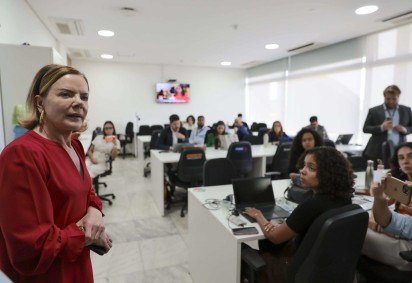 Em visita ao Comitê de Imprensa do Palácio do Planalto, Gleisi Hoffmann comentou que Lula estuda mudanças no crédito rotativo -  (crédito: Gil Ferreira/SRI-PR) -Em visita ao Comitê de Imprensa do Palácio do Planalto, Gleisi Hoffmann comentou que Lula estuda mudanças no crédito rotativo -  (crédito: Gil Ferreira/SRI-PR)