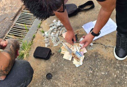 Opera&ccedil;&atilde;o nesta segunda-feira (30/3) apreendeu drogas, celular e dinheiro -  (crédito: PCDF/Divulga&ccedil;&atilde;o) -Opera&ccedil;&atilde;o nesta segunda-feira (30/3) apreendeu drogas, celular e dinheiro -  (crédito: PCDF/Divulga&ccedil;&atilde;o)