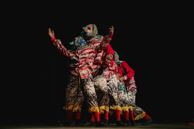 Personagens de festas populares assumem o palco no espetáculo 
da companhia manauara