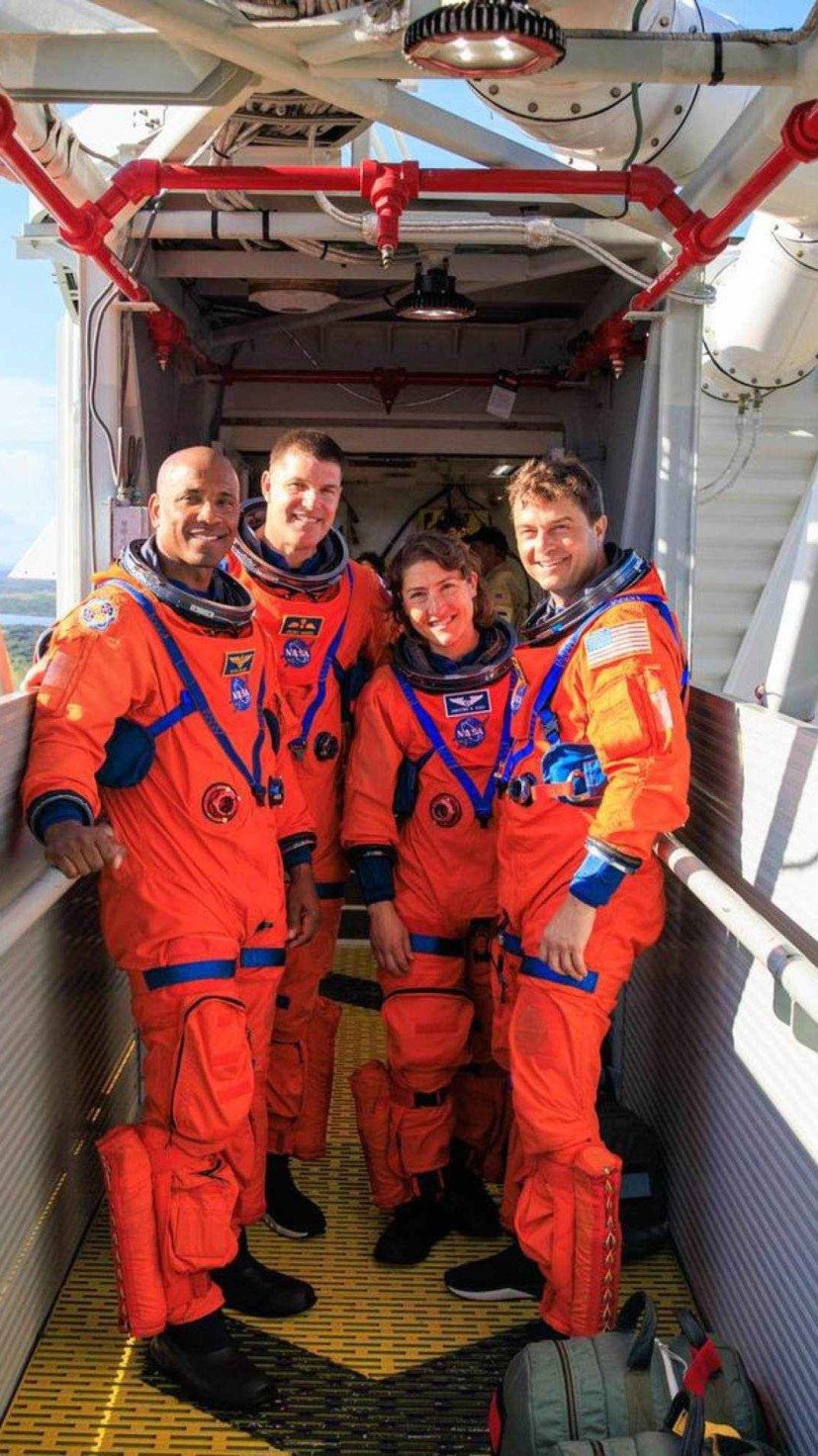 Prevista para 1º de abril de 2026, a Artemis II levará humanos novamente ao entorno da Lua, algo que não acontece desde 1972. A missão terá cerca de dez dias de duração e não prevê pouso, mas será essencial para validar os sistemas que serão usados em futuras viagens lunares
 -  (crédito: Divulga&ccedil;&atilde;o/NASA)