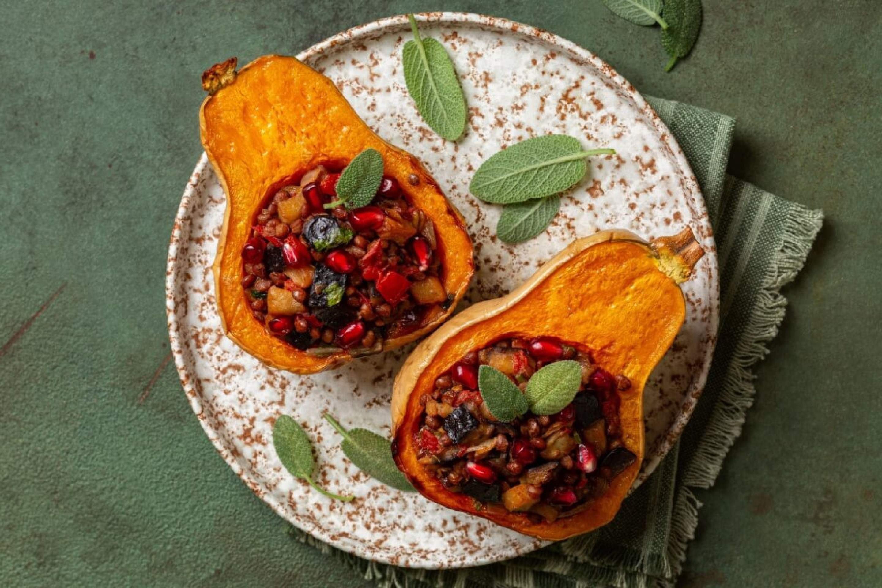 Abóbora assada recheada com lentilha (Imagem: OlgaBombologna | Shutterstock) - (crédito: EdiCase) Abóbora assada recheada com lentilha (Imagem: OlgaBombologna | Shutterstock) - (crédito: EdiCase)