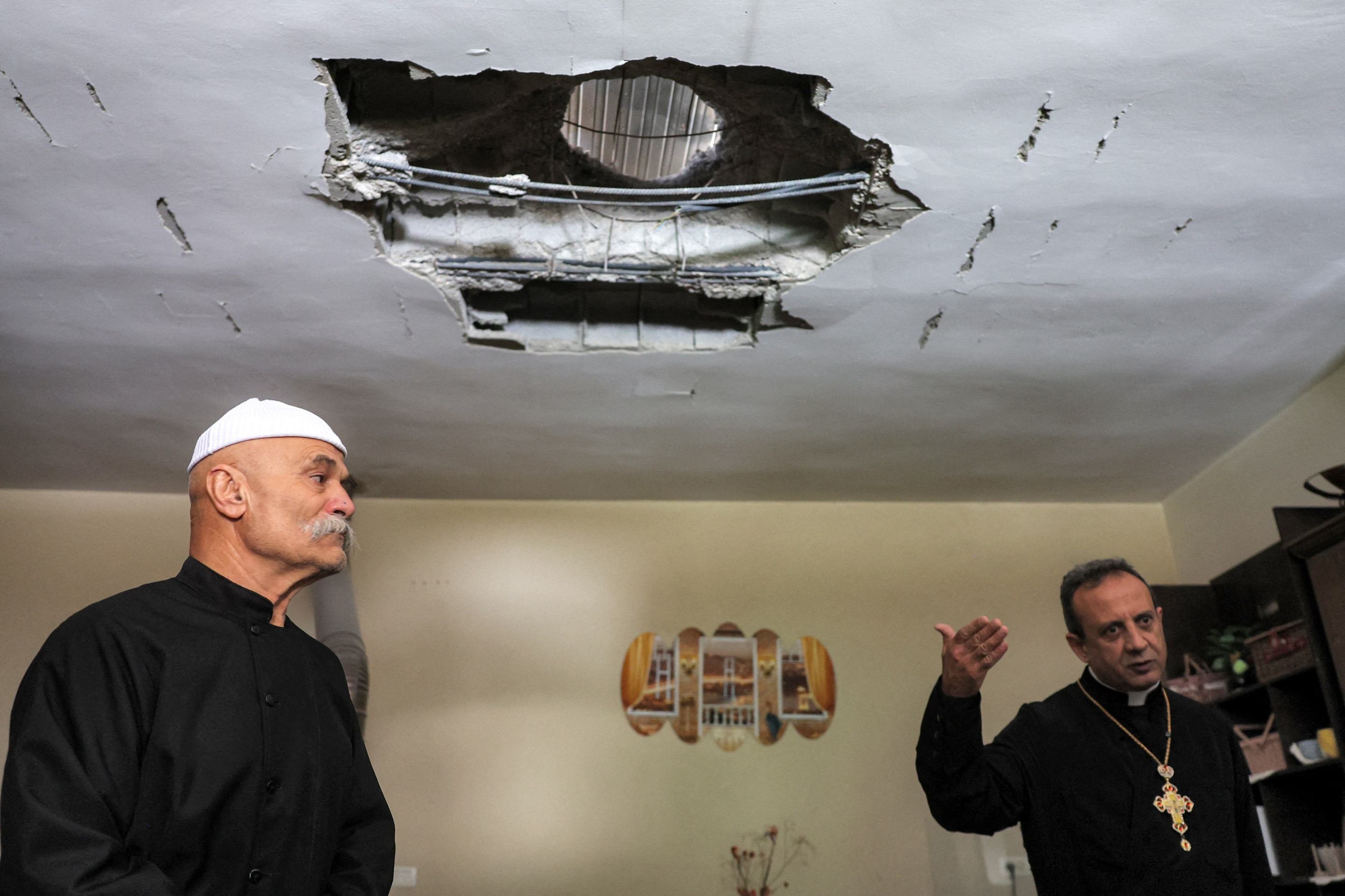 Padre melquita cat&oacute;lico grego visita moradores de flat atingido por m&iacute;ssil, em Shefa-Amr, a leste de Haifa, norte de Israel 