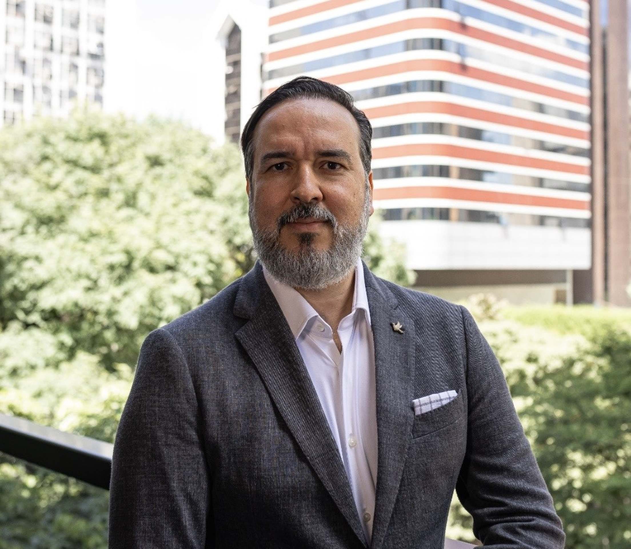  Eixo Capital.  O advogado e s&oacute;cio fundador da SampLaw, G&aacute;udio Ribeiro de Paula, lan&ccedil;a o livro Desafios Regulat&oacute;rios da Intelig&ecirc;ncia Artificial