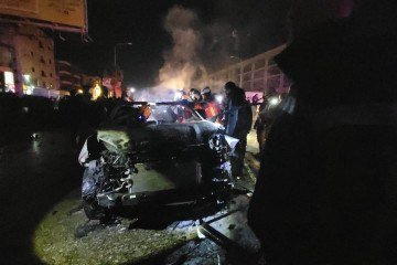 Socorristas se reúnem próximo de um veículo alvo de ataque aéreo israelense na área de Khalde, ao sul de Beirute - (crédito: FADEL ITANI/AFP) Socorristas se reúnem próximo de um veículo alvo de ataque aéreo israelense na área de Khalde, ao sul de Beirute - (crédito: FADEL ITANI/AFP)