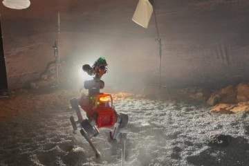 Robô com pernas realizando testes analógicos em Marslabor, na Universidade de Basel, na Suíça -  (crédito: Dr. Tomaso Bontognali.)