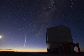 O cometa C/2011 Lovejoy, visto aqui contra o Observatório Paranal no Chile, seguiu uma trajetória semelhante à do cometa C/2026 A1 -  (crédito: ESO/Guillaume Blanchard)