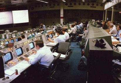 O engenheiro Chris Kraft na sala de controle de missões da Nasa -  (crédito: NASA) -O engenheiro Chris Kraft na sala de controle de missões da Nasa -  (crédito: NASA)