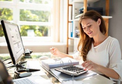 Com o avanço das plataformas digitais e maior acesso à informação, as pessoas passaram a observar suas finanças com mais cuidado (Imagem: Andrey_Popov | Shutterstock) -  (crédito: EdiCase) -Com o avanço das plataformas digitais e maior acesso à informação, as pessoas passaram a observar suas finanças com mais cuidado (Imagem: Andrey_Popov | Shutterstock) -  (crédito: EdiCase)