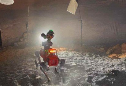 Robô com pernas realizando testes analógicos em Marslabor, na Universidade de Basel. -  (crédito: Dr. Tomaso Bontognali.) -Robô com pernas realizando testes analógicos em Marslabor, na Universidade de Basel. -  (crédito: Dr. Tomaso Bontognali.)