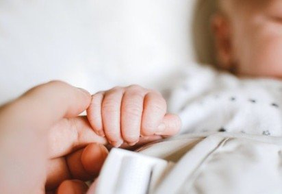 A doença hemolítica do feto e do recém-nascido acontece quando o tipo sanguíneo da mãe é incompatível com o do bebê. Daí a importância da vacina anti-D para proteger os bebês. -  (crédito: Lisa Fotios/Pexels)
