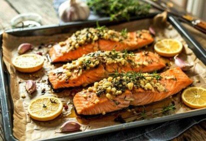 Salmão assado com ervas e limão (Imagem: odetteungureanu | Shutterstock)
 -  (crédito: EdiCase) -Salmão assado com ervas e limão (Imagem: odetteungureanu | Shutterstock)
 -  (crédito: EdiCase)