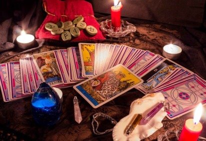 Algumas cartas indicam cortes necessários e mudanças inesperadas, enquanto outras apontam leveza, recomeços e reconexões (Imagem: LunarVogel | Shutterstock) -  (crédito: EdiCase) -Algumas cartas indicam cortes necessários e mudanças inesperadas, enquanto outras apontam leveza, recomeços e reconexões (Imagem: LunarVogel | Shutterstock) -  (crédito: EdiCase)