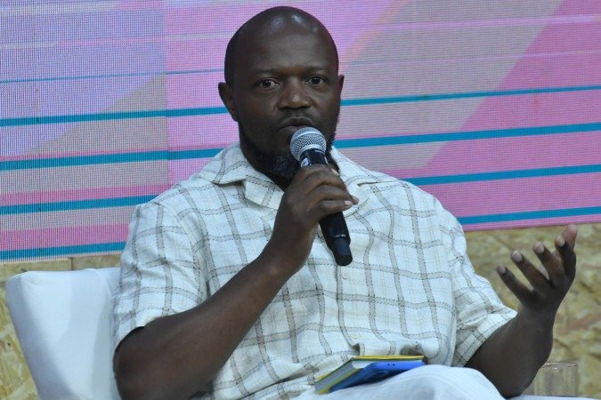 Marcelo Caf&eacute; - Sugest&atilde;o de olho: "N&atilde;o existe escrita, canto ou poesia que n&atilde;o seja atravessada pela viv&ecirc;ncia. O que voc&ecirc; escreve e canta &eacute; aquilo que voc&ecirc; vive"