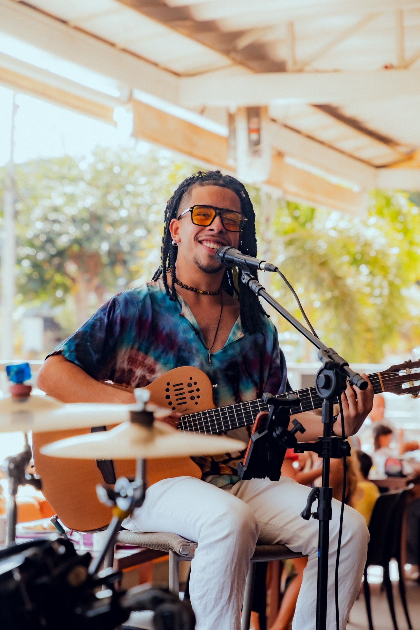 Programação dinâmica com música o dia inteiro anima o Contexto Bar