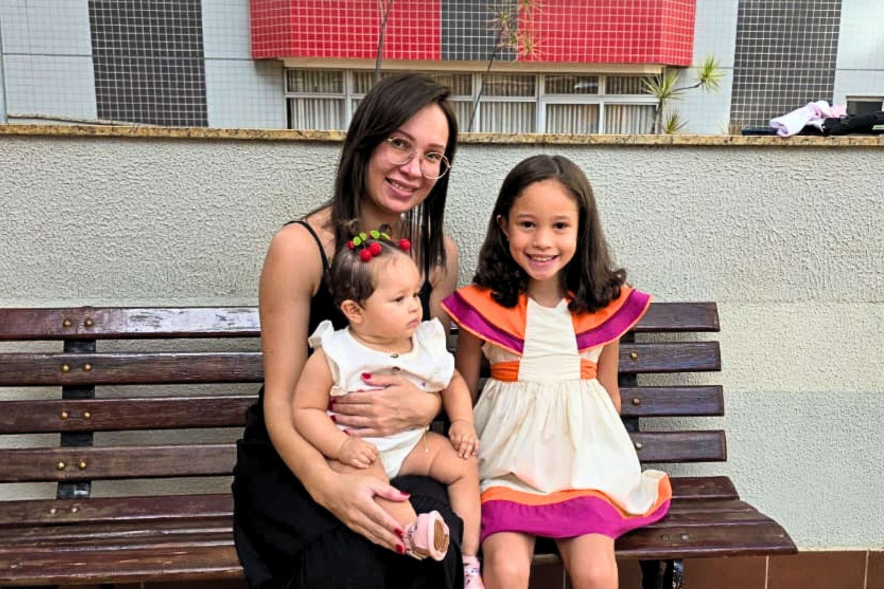 Junia Lacerda e s filhas Antonella de 7 anos, e Lu&iacute;sa, de 10 meses.