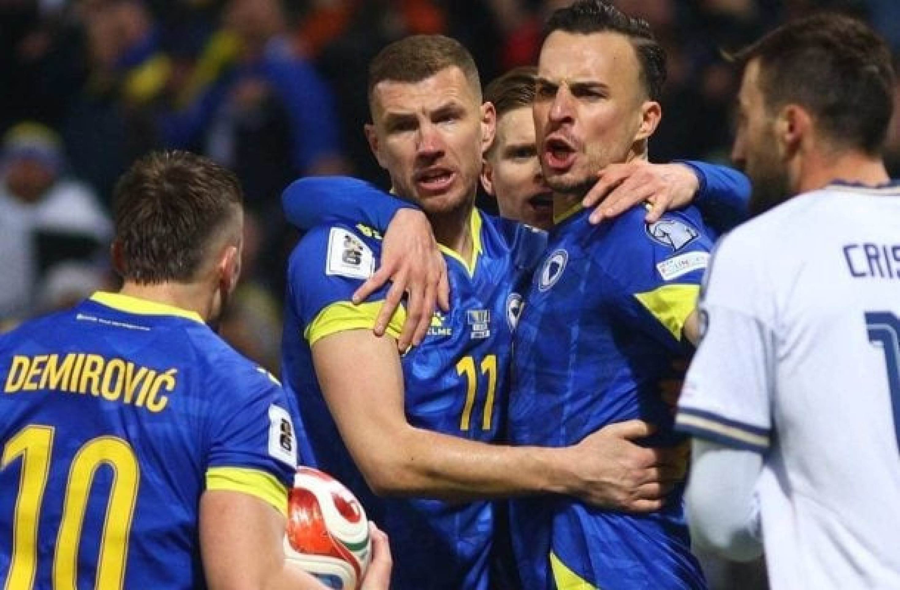 Tabakovic (de azul, mais à direita) recebe o abraço de Dzeko após empatar o jogo para a Bósnia -  (crédito: Foto: Divulgação / Bosnia)
