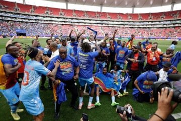 Jogadores e comissão técnica da RD Congo celebram após vencerem a partida e se classificarem para a Copa do Mundo, durante o jogo de volta do playoff final das eliminatórias para a Copa do Mundo FIFA 2026 entre a República Democrática do Congo e a Jamaica, no Estádio Akron, em Zapopan, estado de Jalisco, México, em 31 de março de 2026 -  (crédito: Ulises Ruiz / AFP)