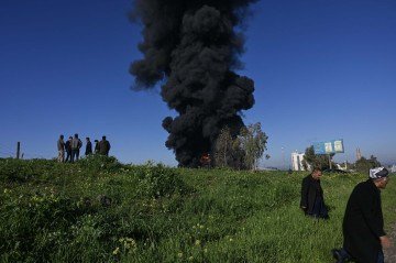 Fumaça sai de um depósito de petróleo na área de Kani Qirzhala, nos arredores de Erbil, capital da região autônoma do Curdistão iraquiano, após um suposto ataque com drone, em 1º de abril de 2026 - (crédito: AFP) Fumaça sai de um depósito de petróleo na área de Kani Qirzhala, nos arredores de Erbil, capital da região autônoma do Curdistão iraquiano, após um suposto ataque com drone, em 1º de abril de 2026 - (crédito: AFP)