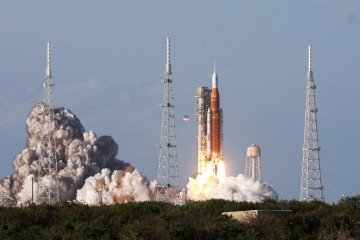 A Artemis II decolou às 18h35 (19h35, no horário de Brasília) para uma missão estimada em 10 dias: viagem abre nova fase da exploração espacial -  (crédito: Gregg Newton/AFP)