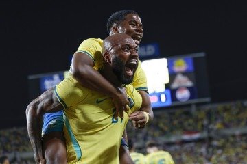 Igor Thiago carrega Endrick nas costas: nascidos no DF, eles foram criados no Entorno na Cidade Ocidental e no Valparaíso, respectivamente, e podem ir juntos à Copa de 2026 -  (crédito: Rafael Ribeiro/CBF)