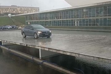 Motorista de aplicativo acessa rampa de acesso para pedestre da Câmara dos Deputados para deixar passageiro
 -  (crédito: Material cedido ao Correio)