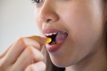  Young woman taking medicine pill after doctor order
     -  (crédito: Freepik) - Young woman taking medicine pill after doctor order
     -  (crédito: Freepik)