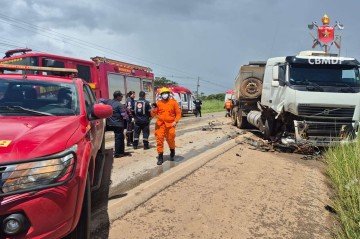 O sinistro feriu uma pessoa e matou outra. O motorista do caminhão não apresentou ferimentos - (crédito: Reprodução/CBMDF) O sinistro feriu uma pessoa e matou outra. O motorista do caminhão não apresentou ferimentos - (crédito: Reprodução/CBMDF)